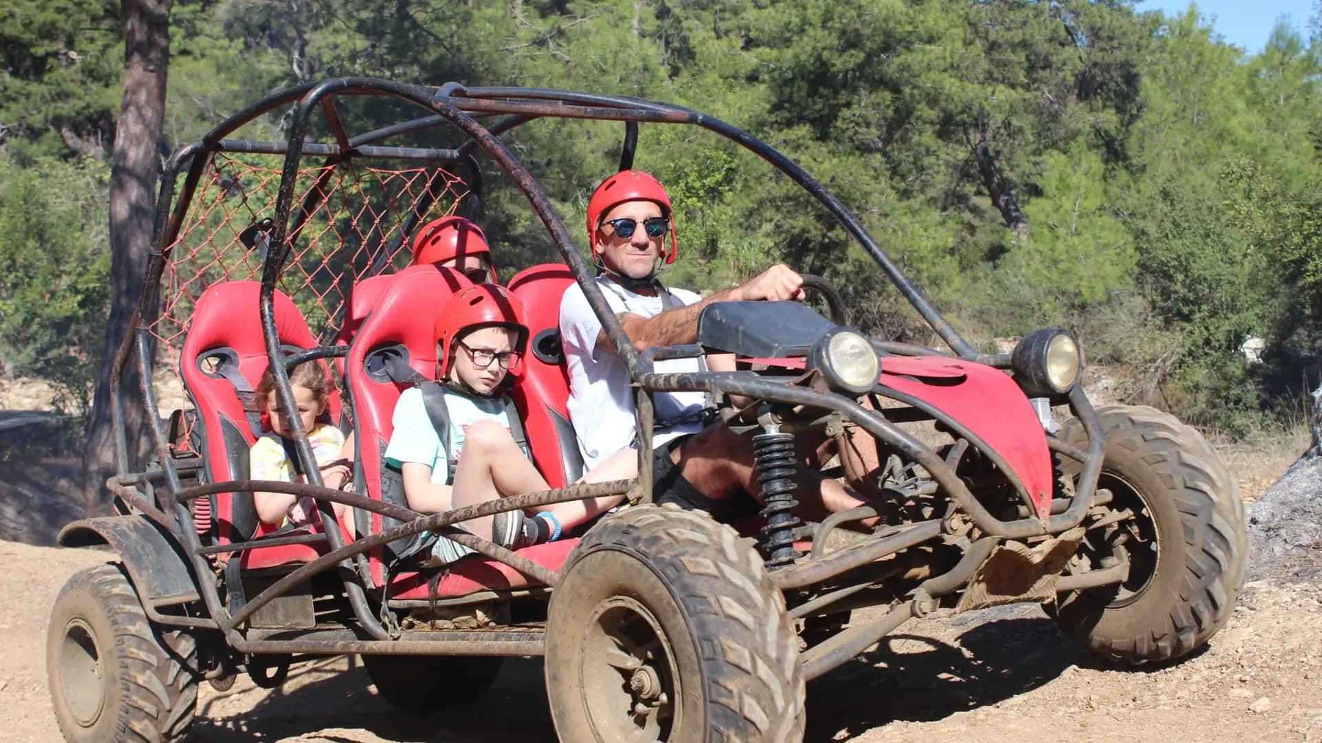 Zwei Fahrer in einem roten Buggy