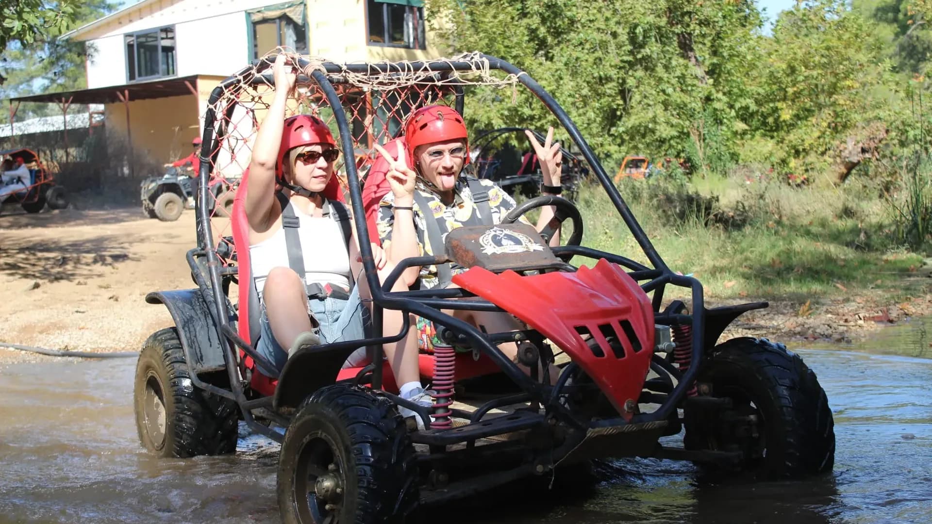Roter Buggy neben einem Gebäude