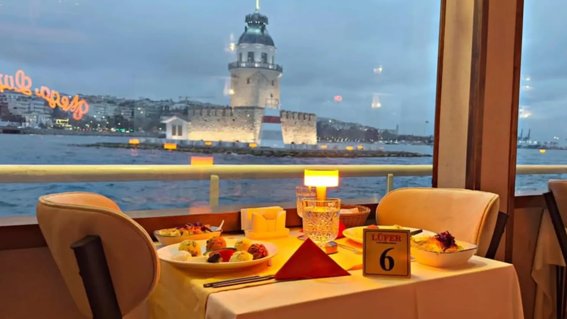 Nächtliche Bosporus-Dinner-Kreuzfahrt