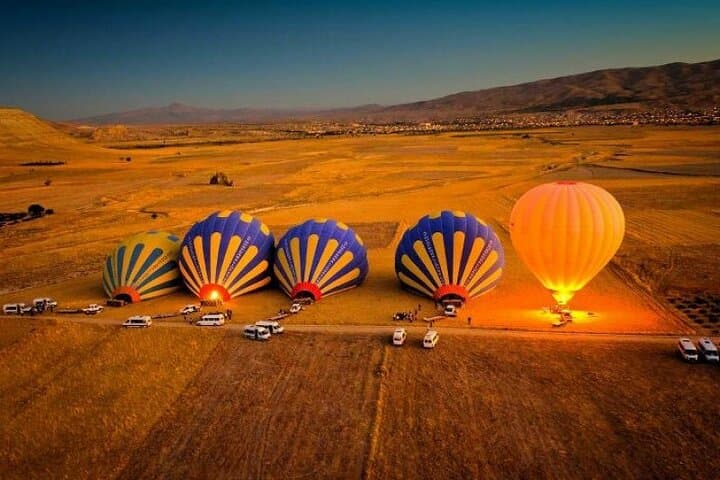 Heißluftballons bei Sonnenuntergang