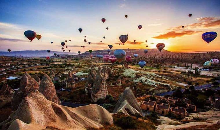 Heißluftballons über einem Tal