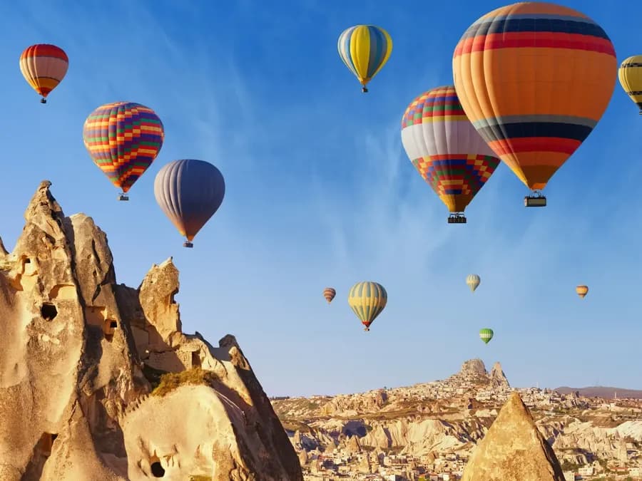 Heißluftballons über einer felsigen Landschaft