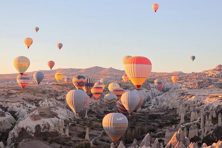 Heißluftballons bei Sonnenuntergang