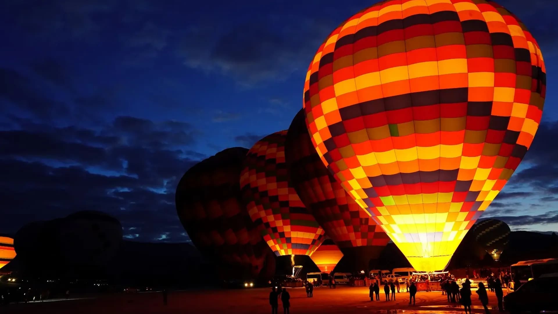 Beleuchteter Ballon bei Nacht