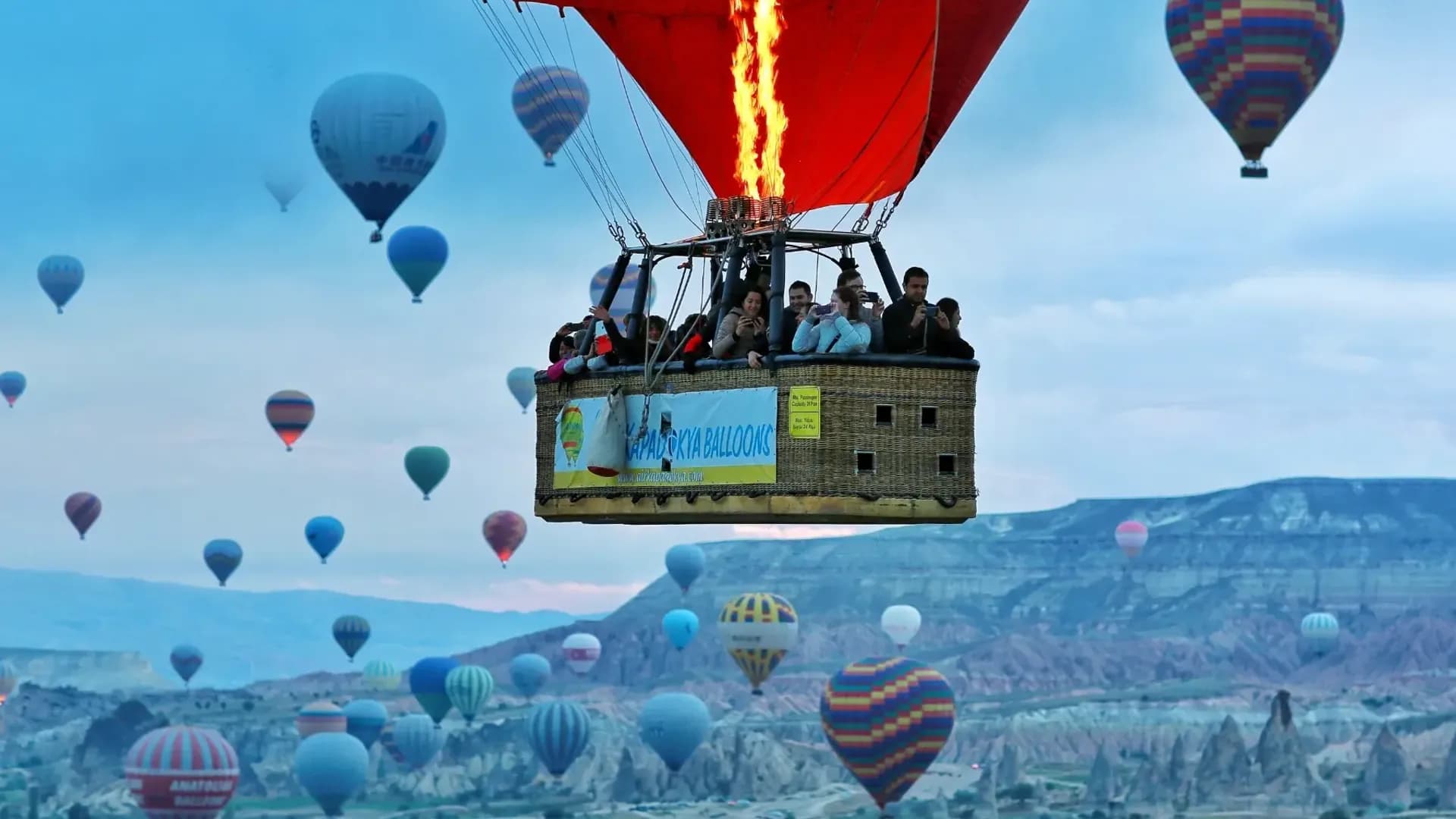 Ballonkorb über einer Stadt