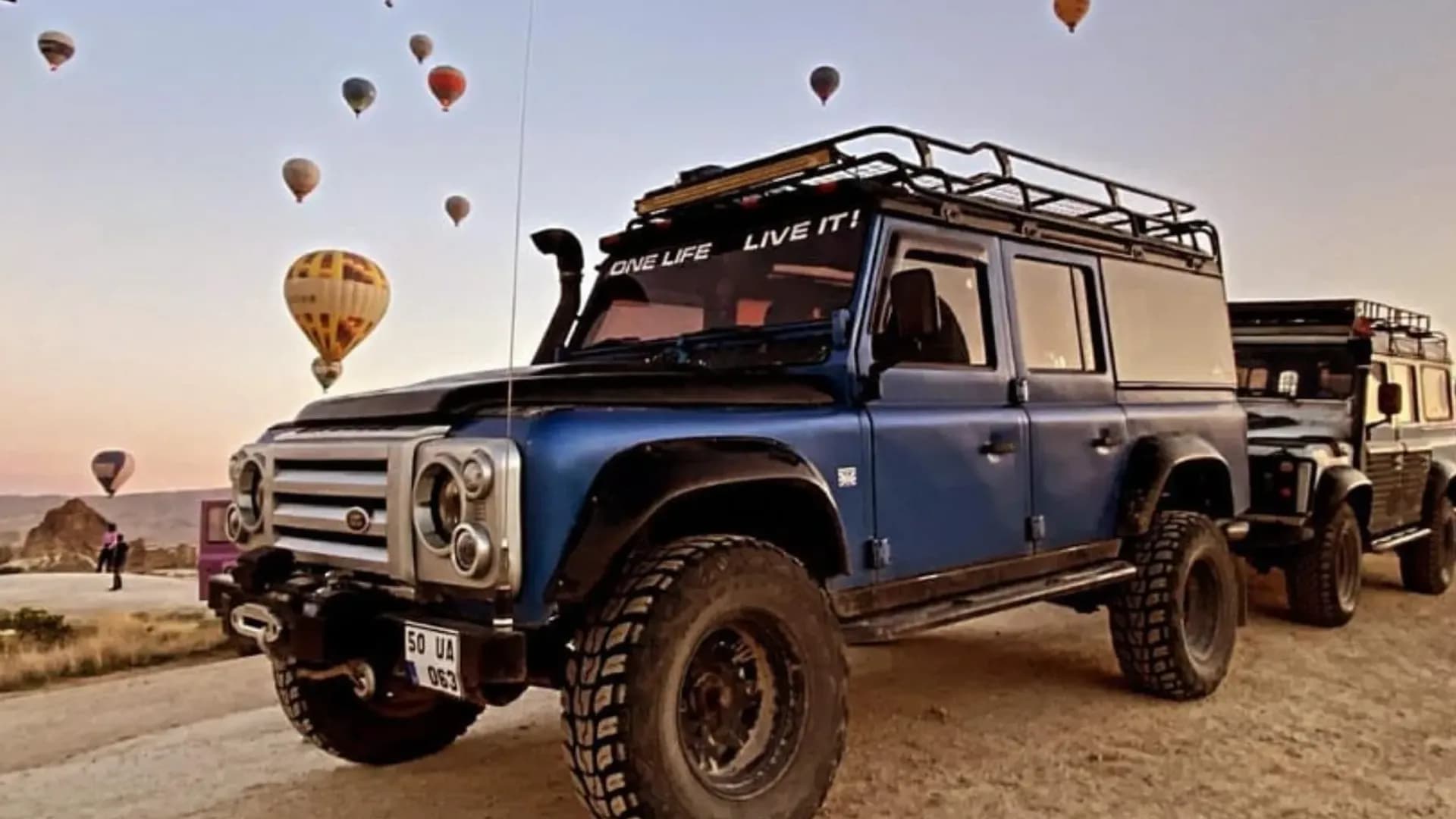 Off-road vehicle under hot air balloons