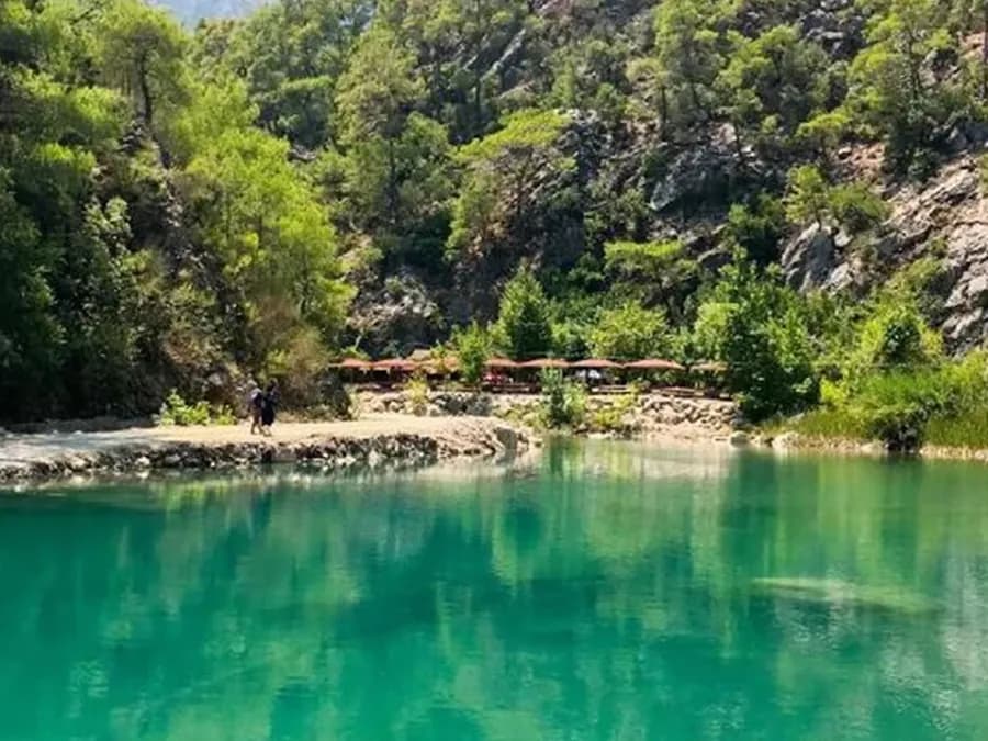 حوض سباحة في الوادي الفيروزي تحده الأشجار