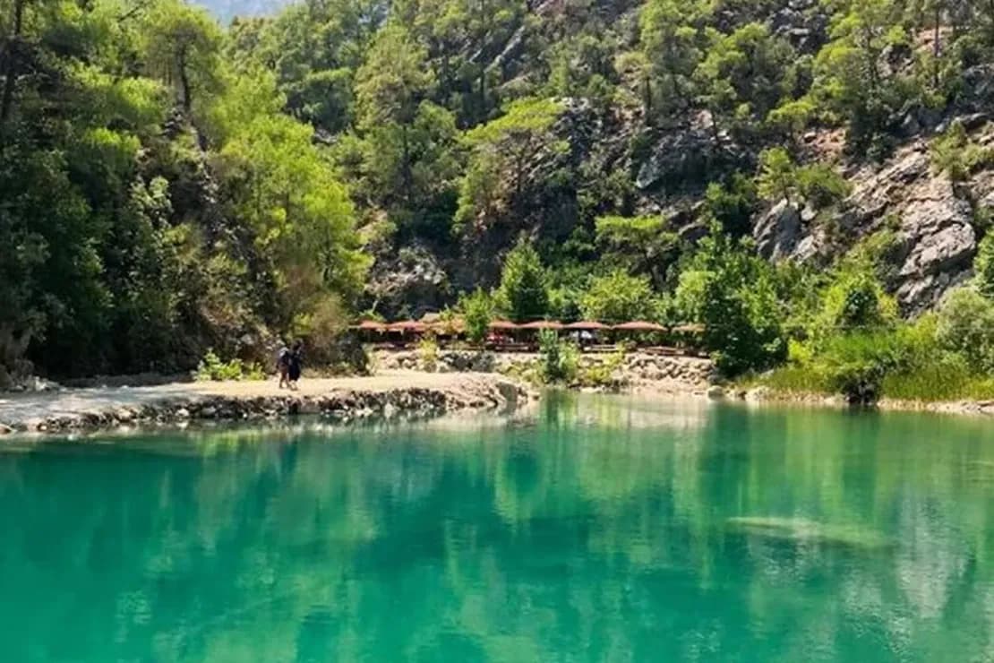 Türkisfarbener Canyon-Pool, umgeben von Bäumen