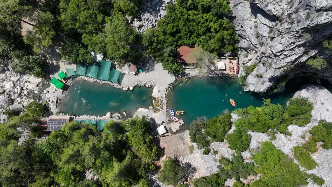 Luftaufnahme eines Canyon-Pools