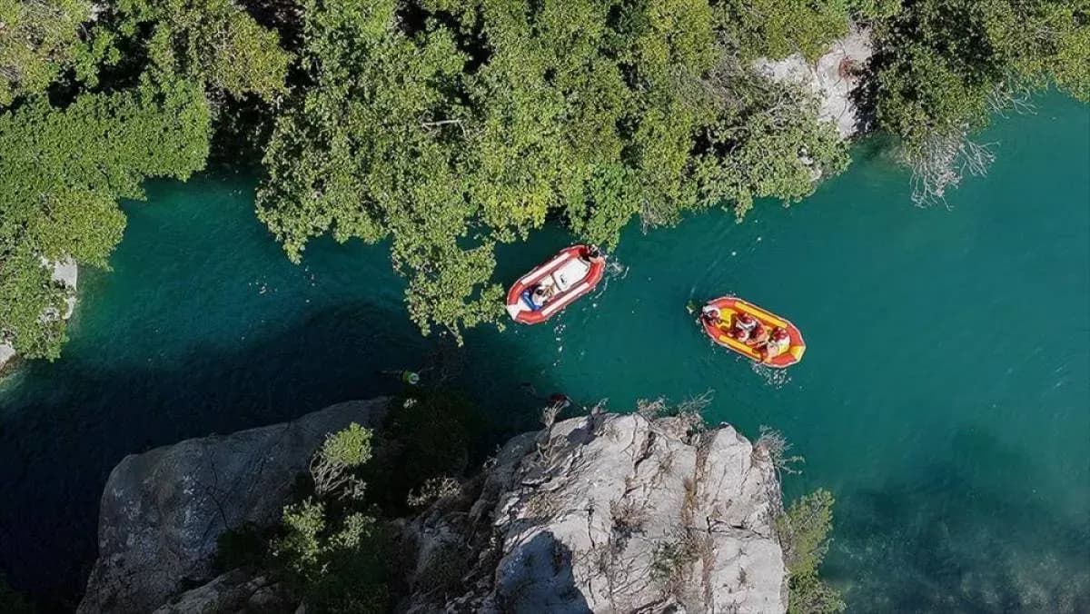 Luftaufnahme von Booten in einem Canyon-Pool