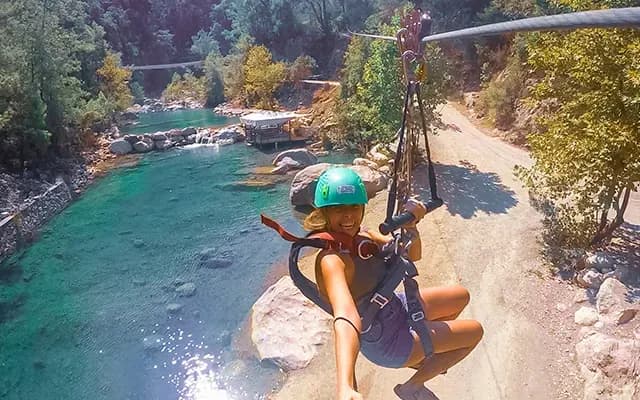 Behelmter Besucher hält Zipline-Seile