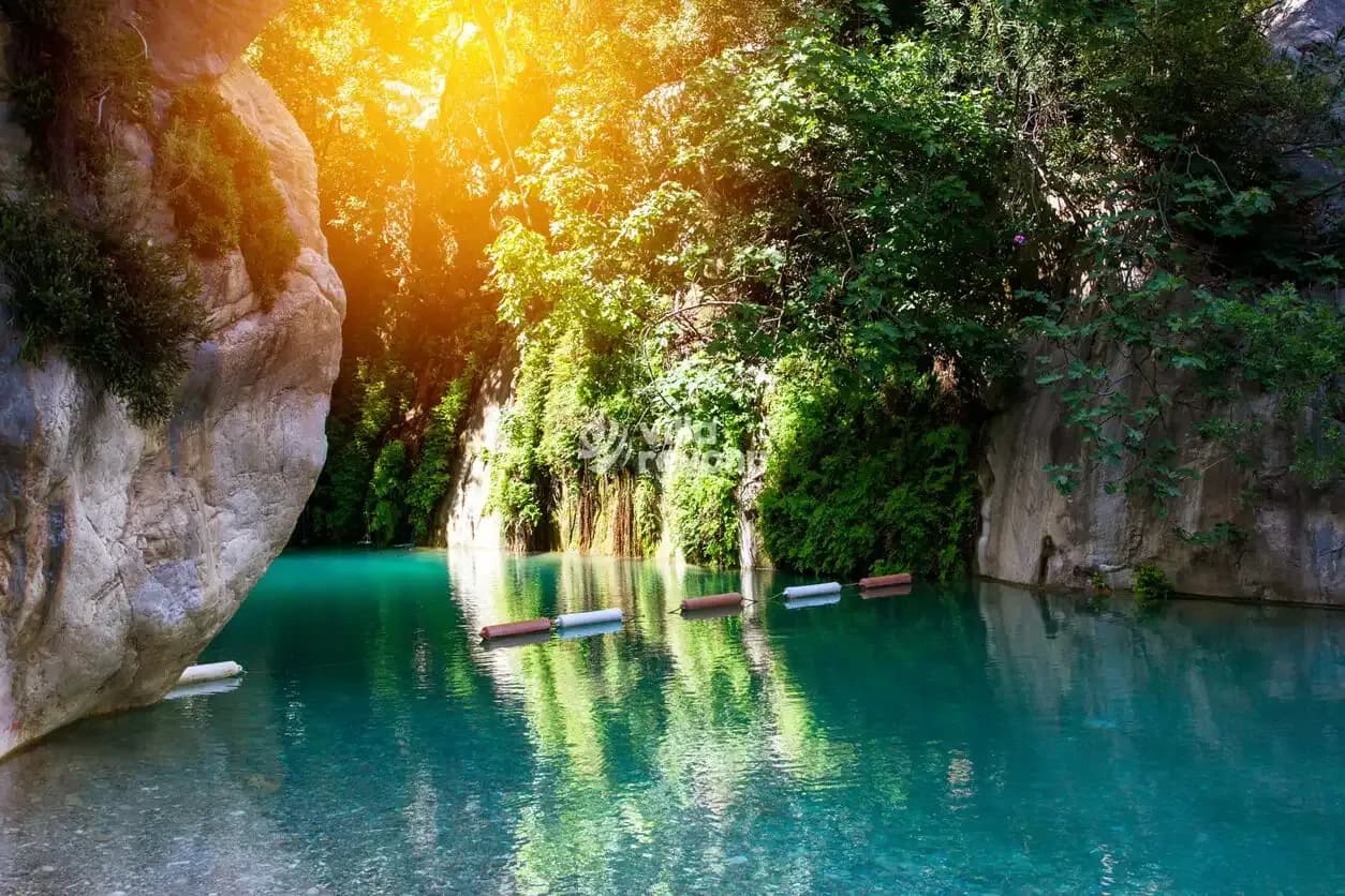 Sonnenlicht erreicht einen türkisfarbenen Canyon-Pool