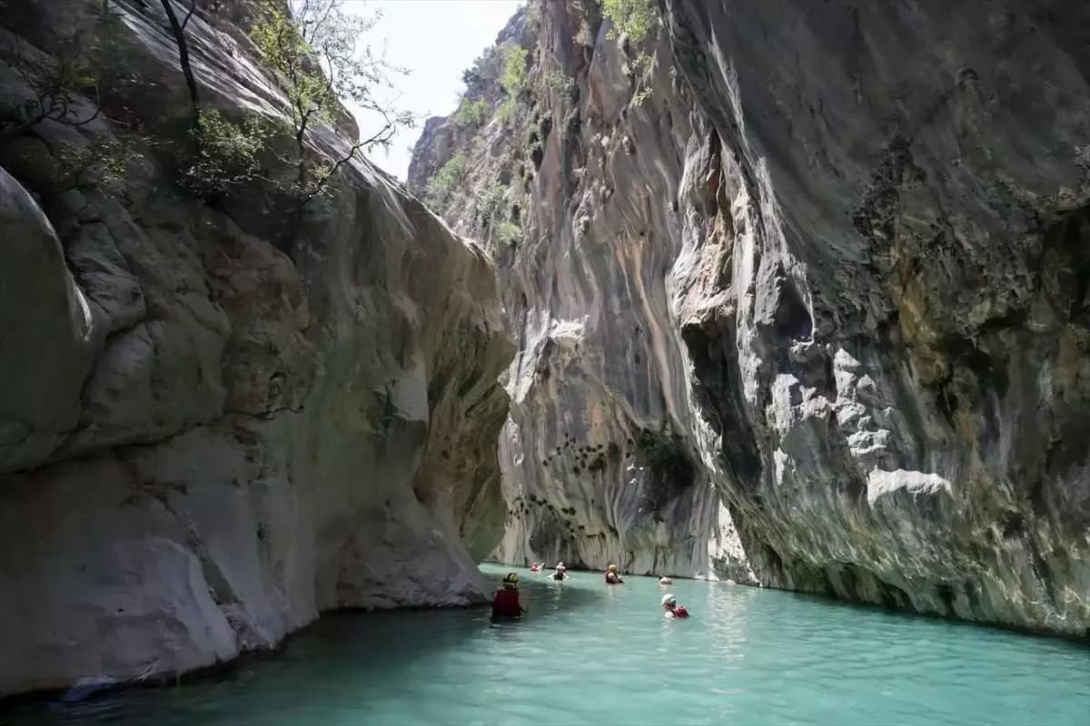 Enge, mit Wasser gefüllte Schlucht