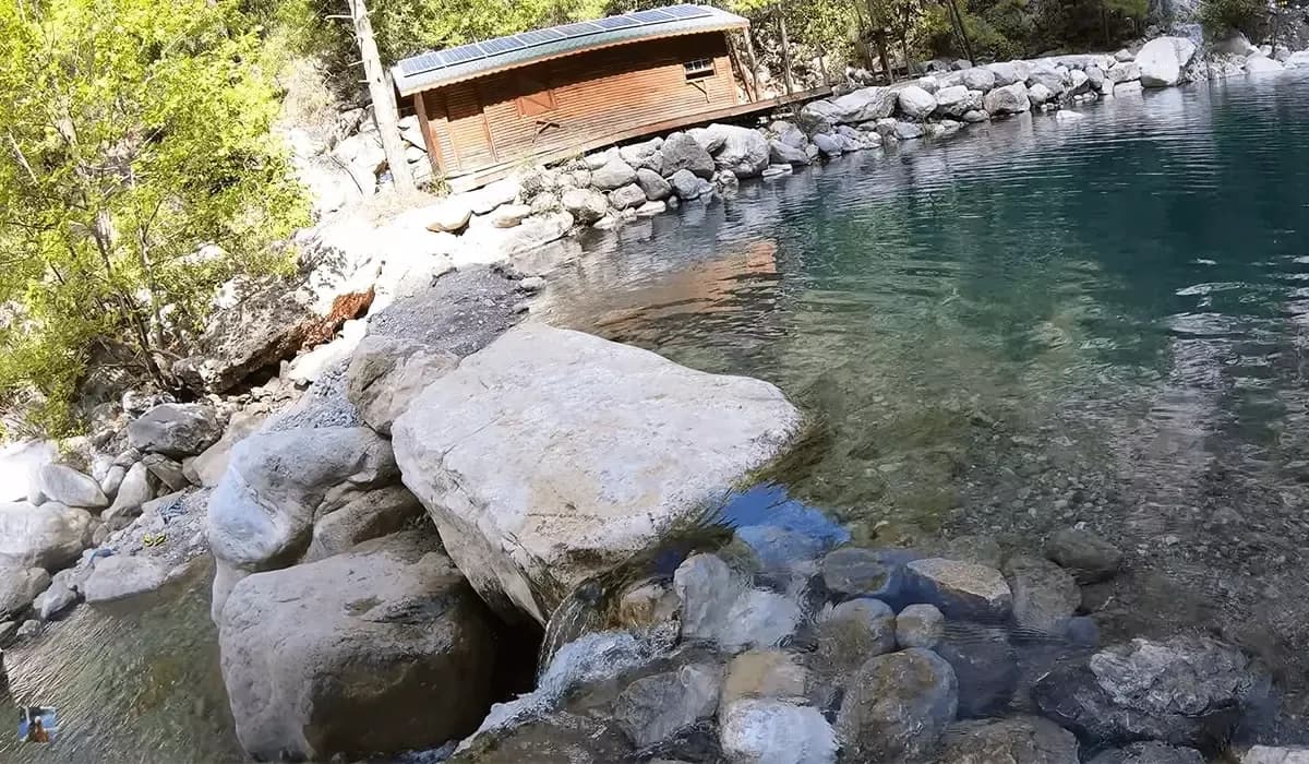 Felsiger Rand eines klaren Canyon-Pools