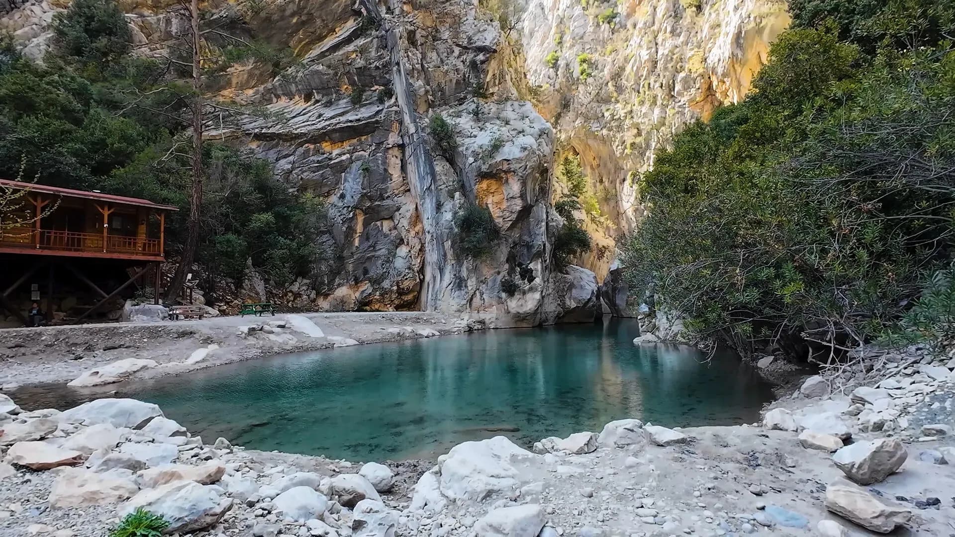 Holzplattform neben dem Wasser des Canyons