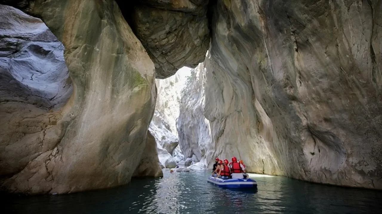 Kleines Boot in einer engen felsigen Schlucht