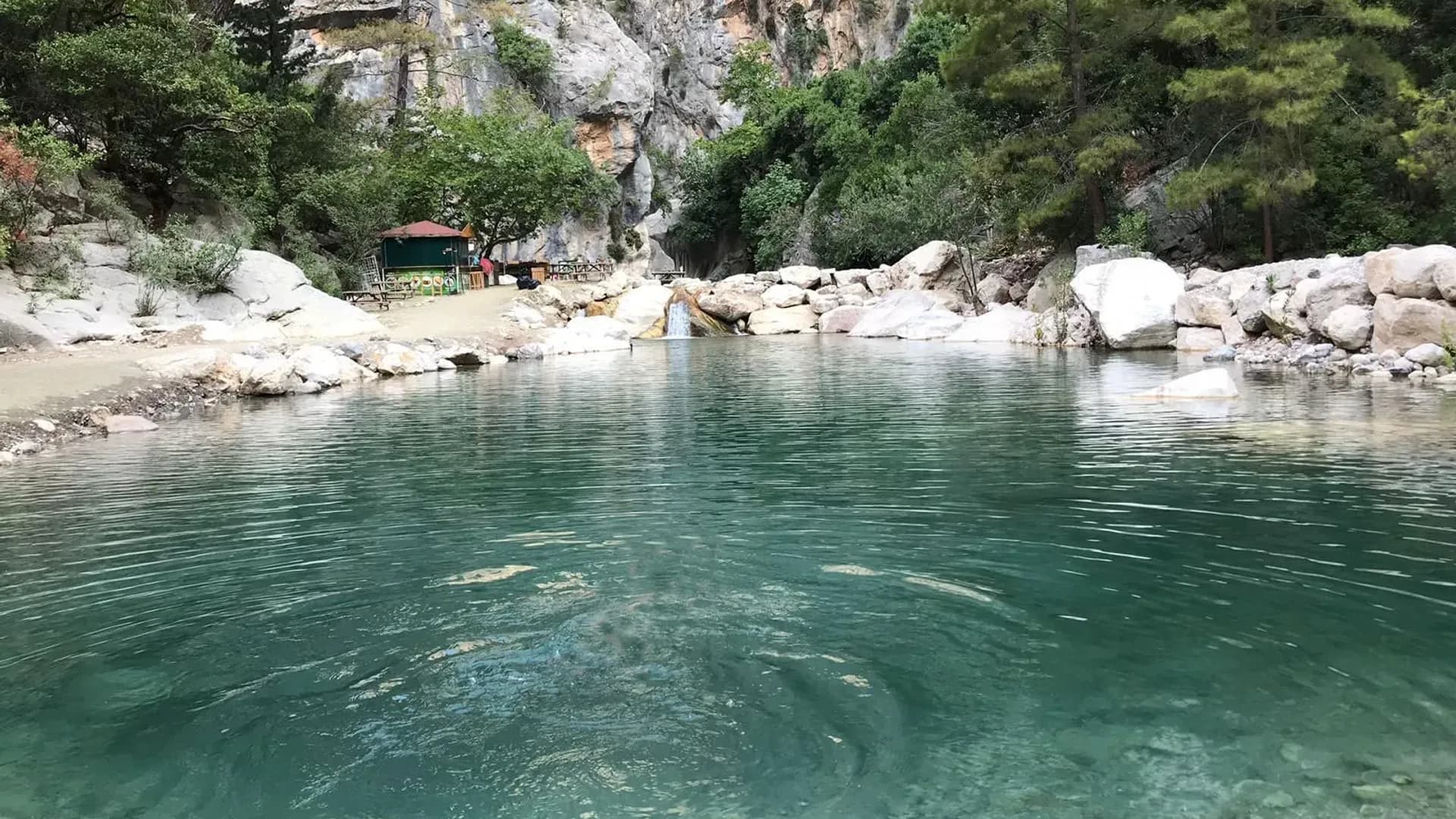 Klares Wasser unter felsigen Klippen