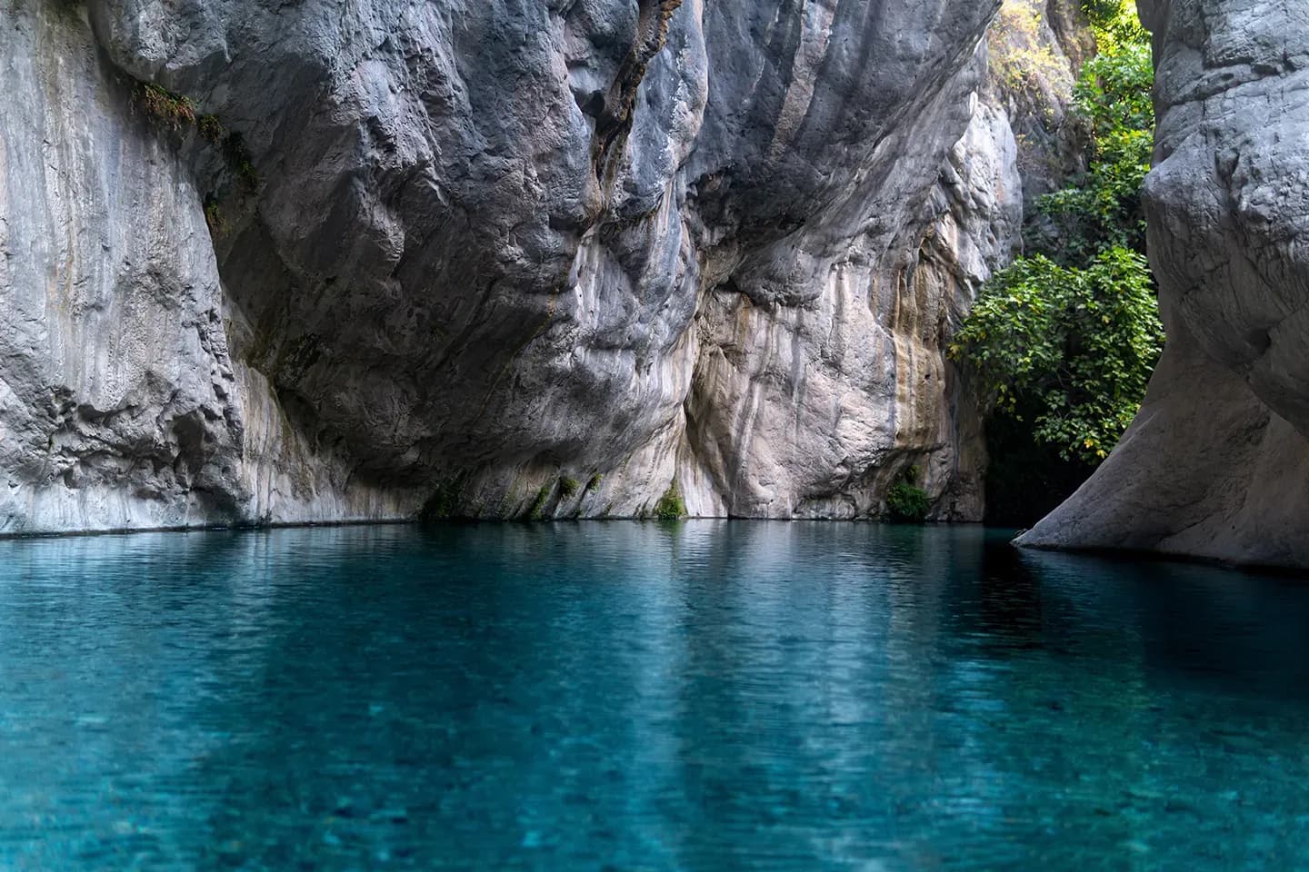 Blaues Wasser zwischen steilen Canyonwänden