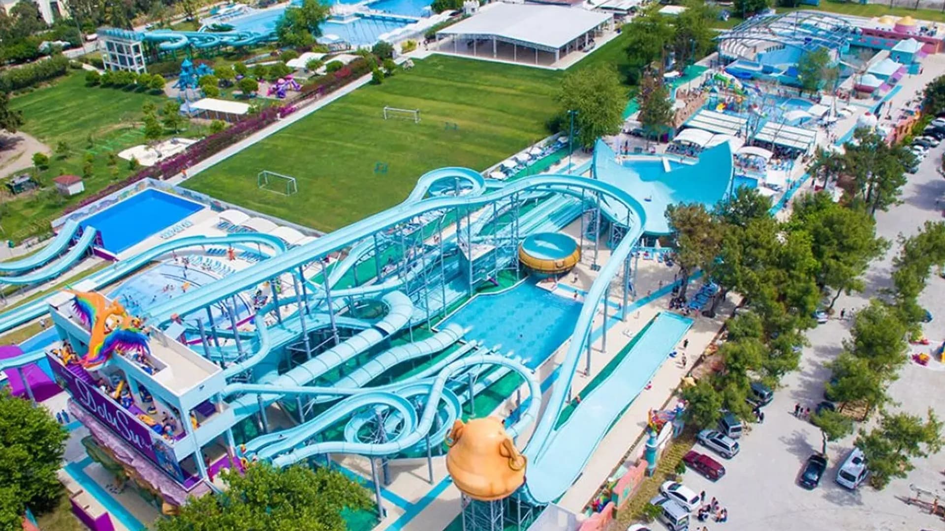 Luftaufnahme von Wasserrutschen und Pools