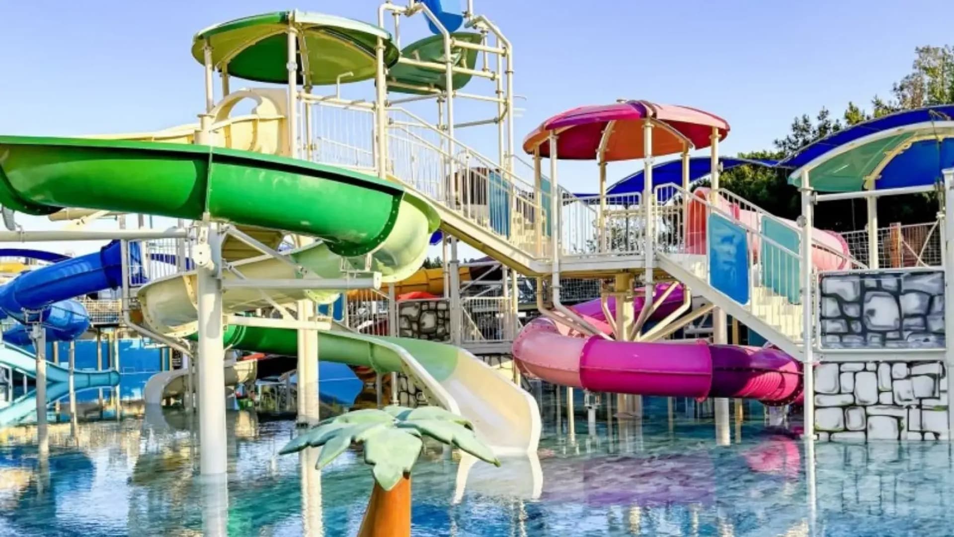 Wasserrutschen und Pools
