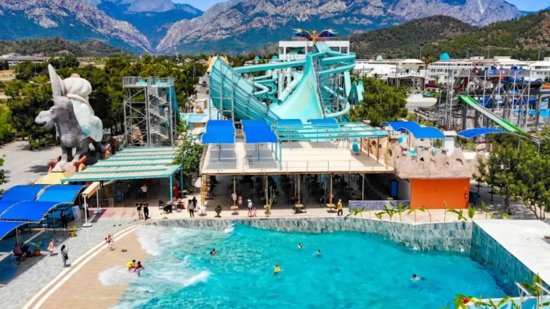 Wasserpark-Pools mit Bergen dahinter