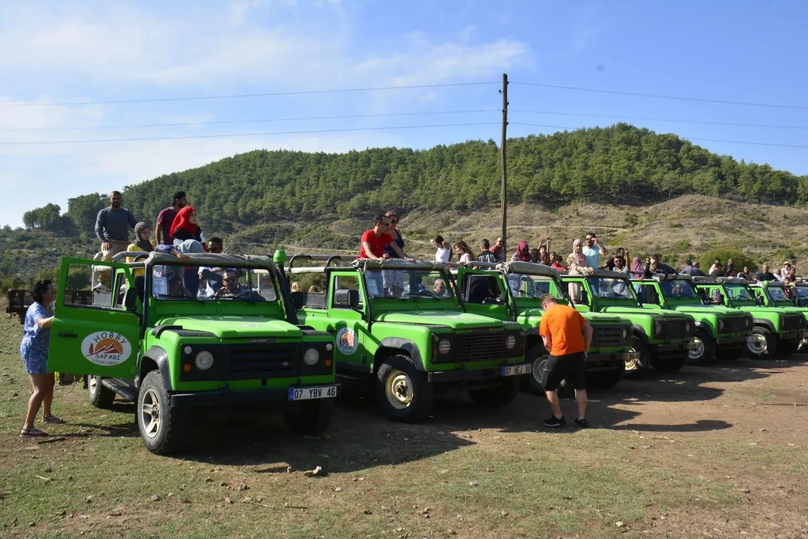 Grüne Jeeps parkten neben einem Hügel