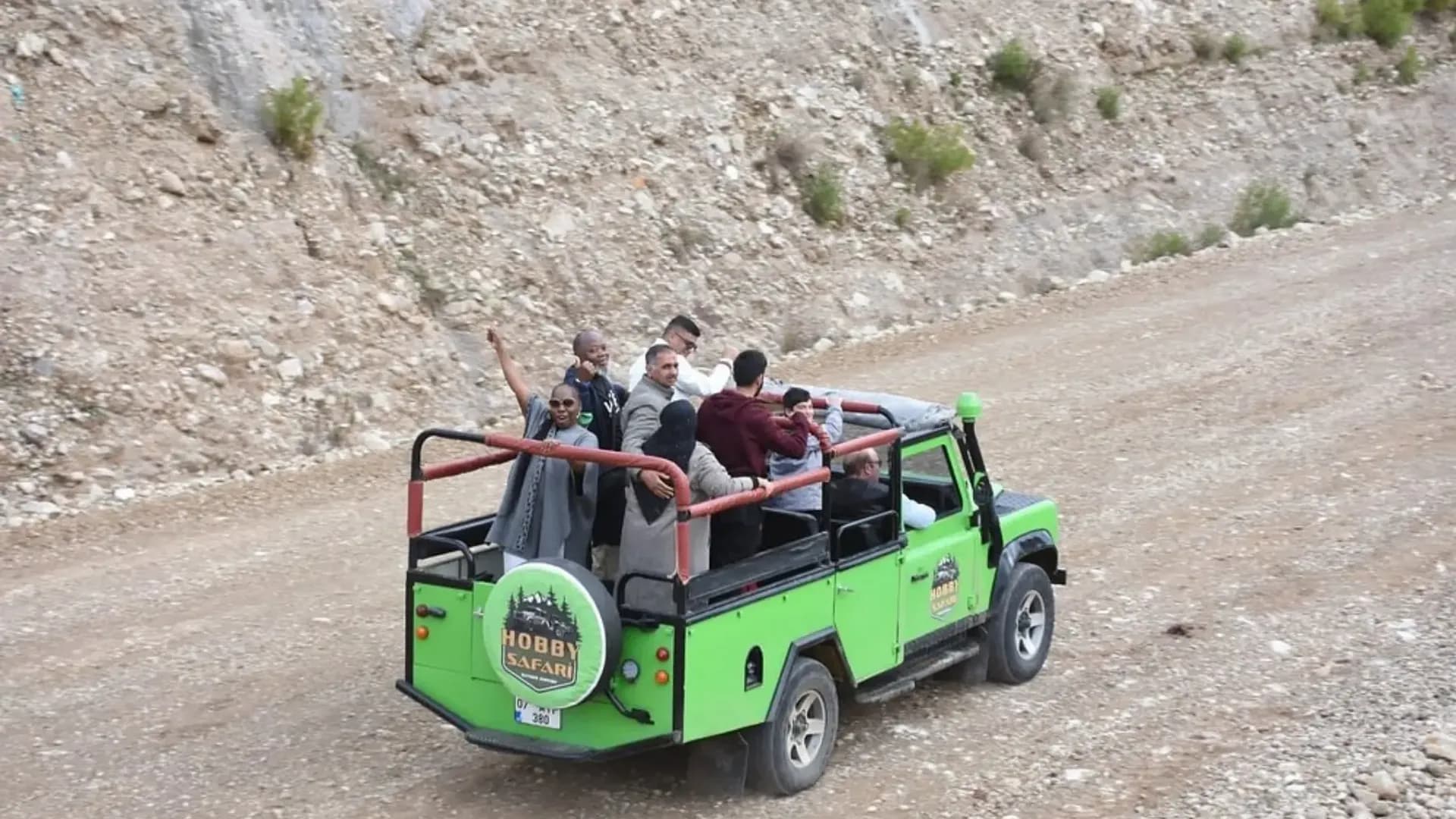 Offener Jeep auf einer steinigen Straße