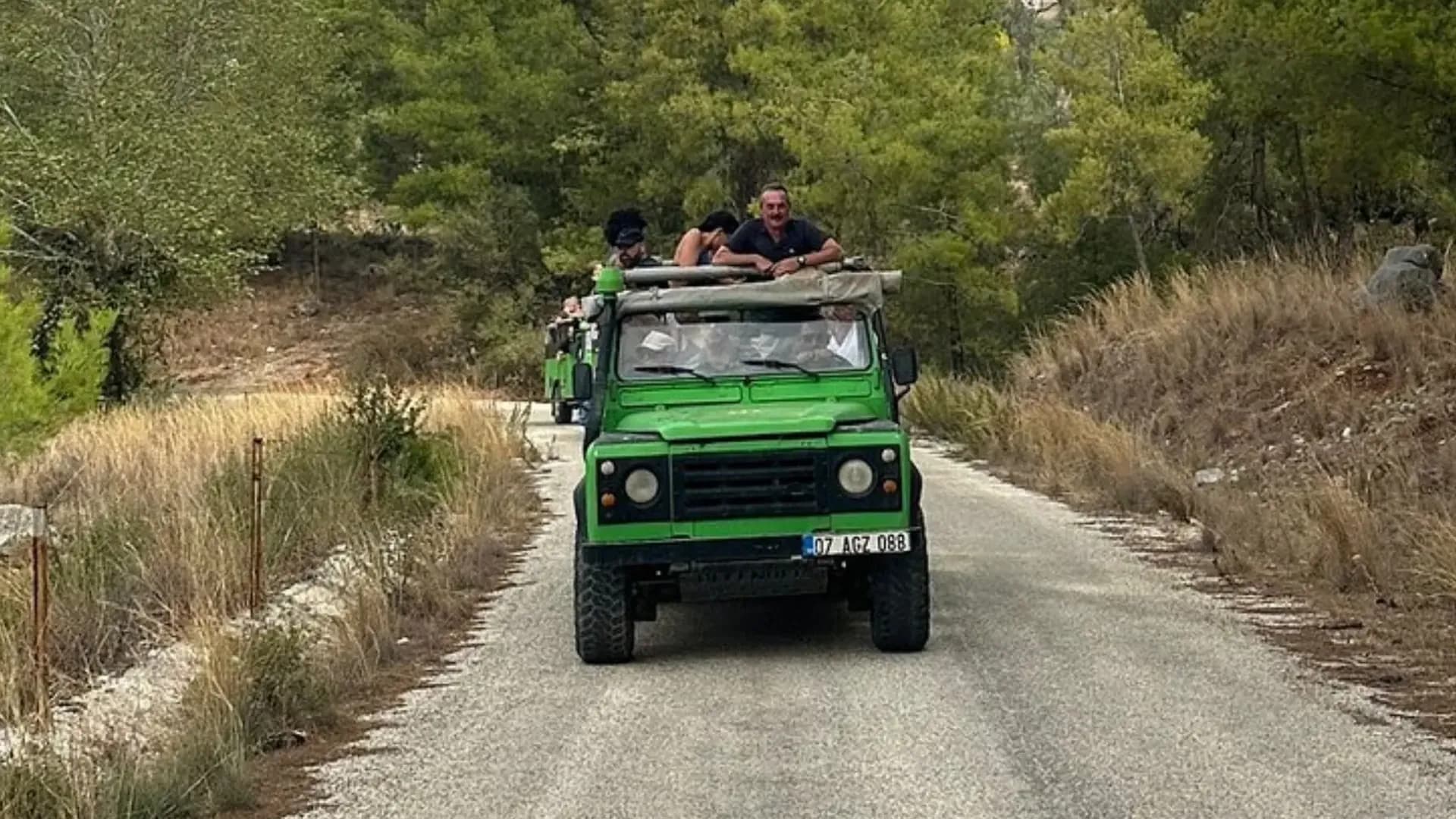 Grüner Jeep auf einer Bergstraße