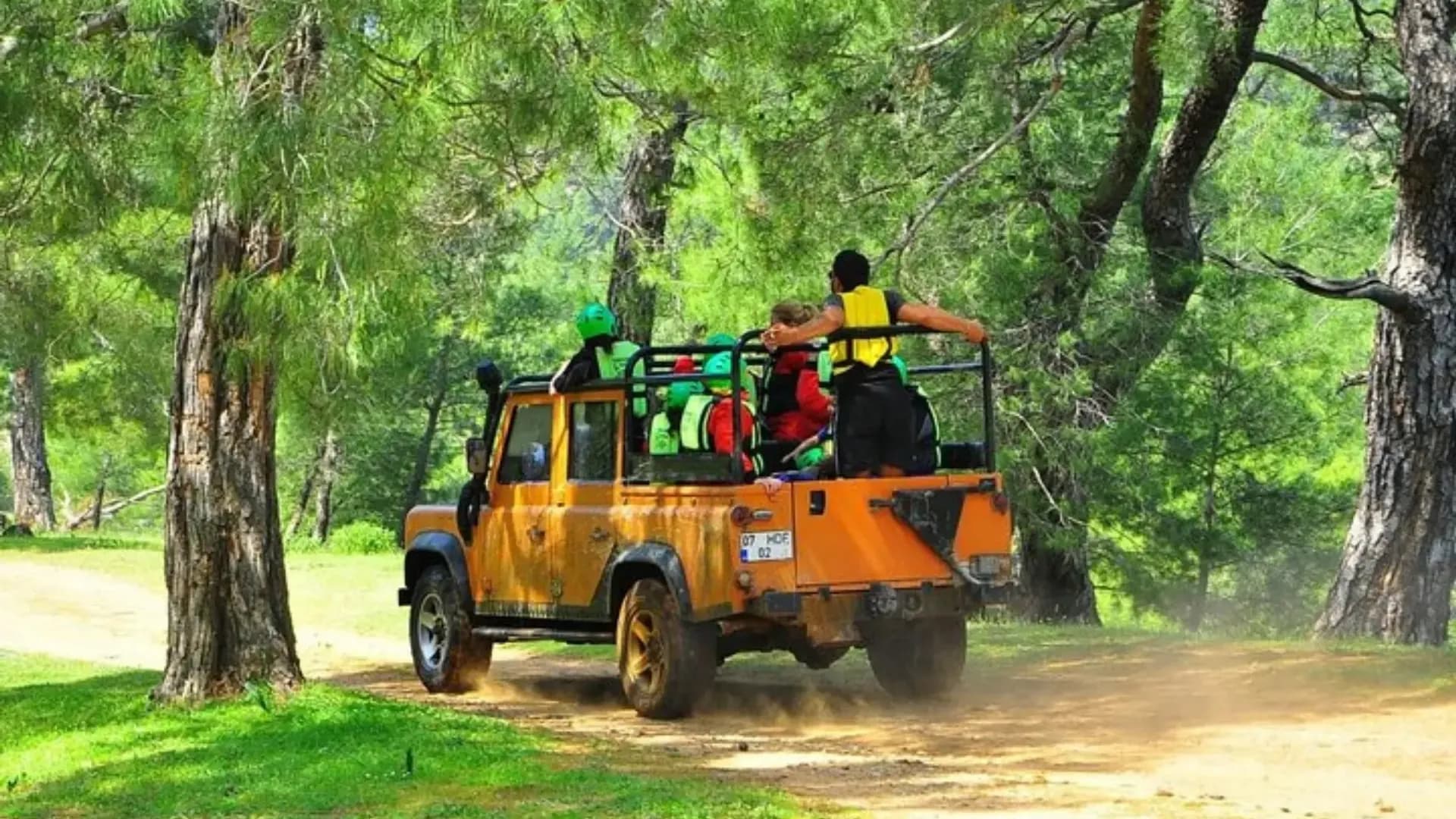 Offener Jeep auf einem Waldweg