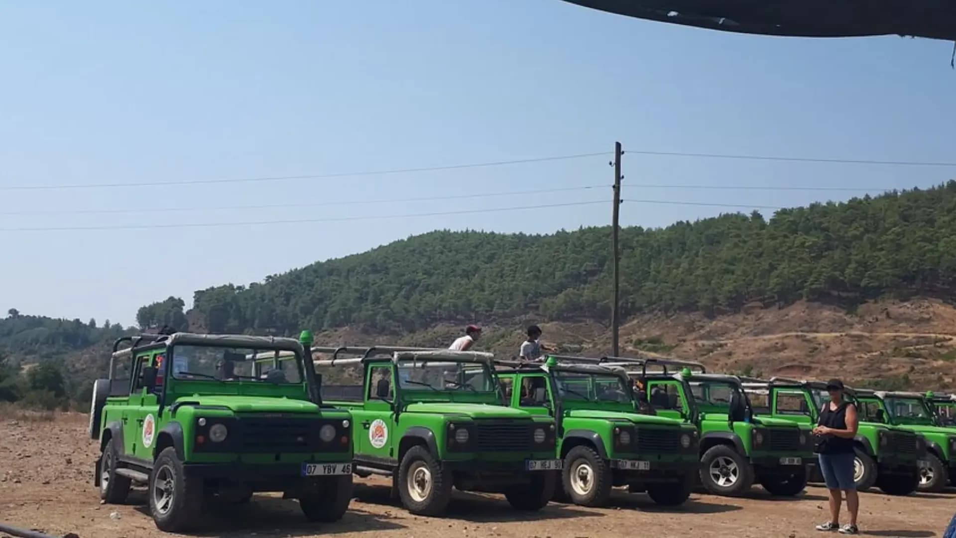 Grüne Jeeps parkten in einer Reihe