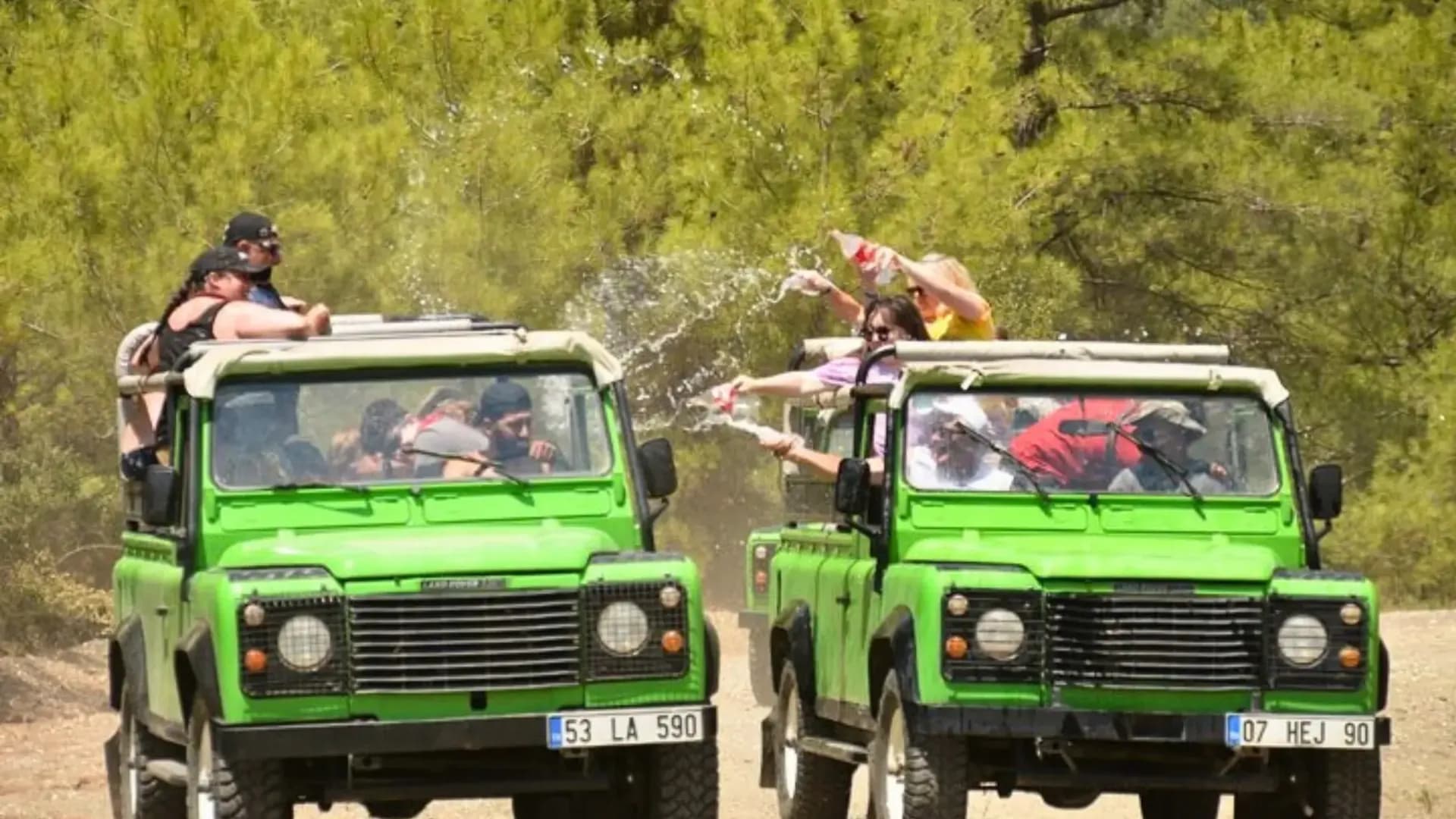 Zwei grüne Jeeps auf einem Feldweg