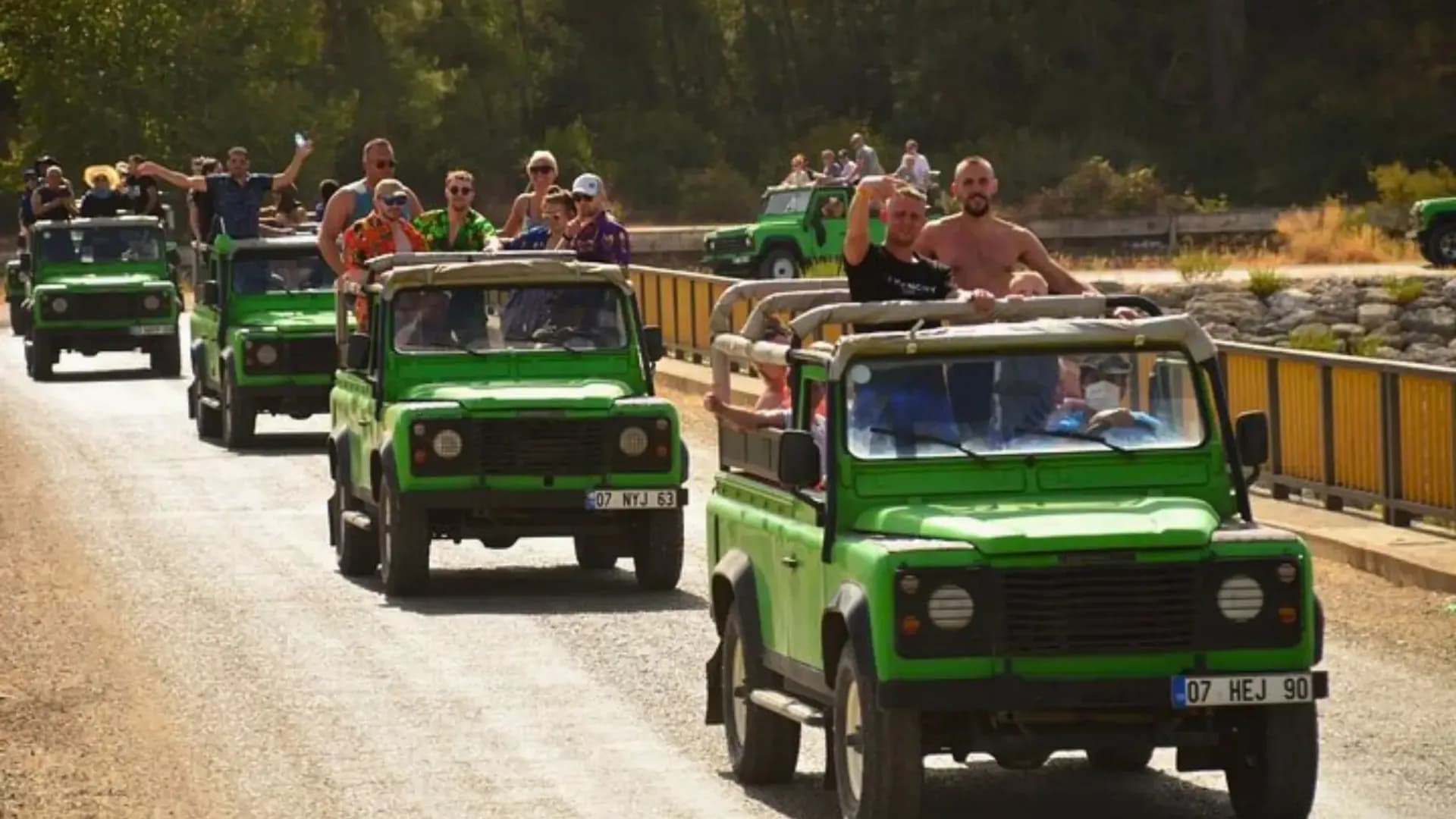 Jeep-Konvoi mit Passagieren