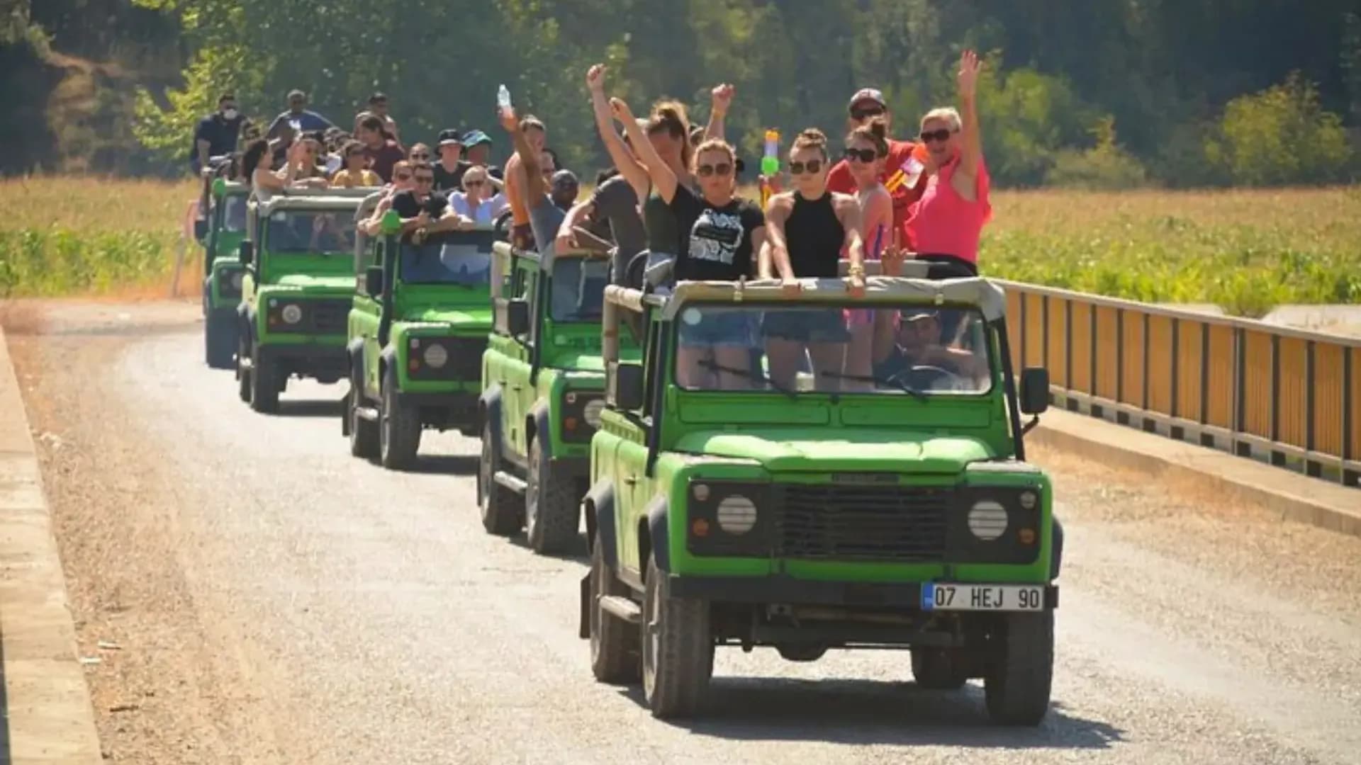 Jeep-Konvoi mit Passagieren