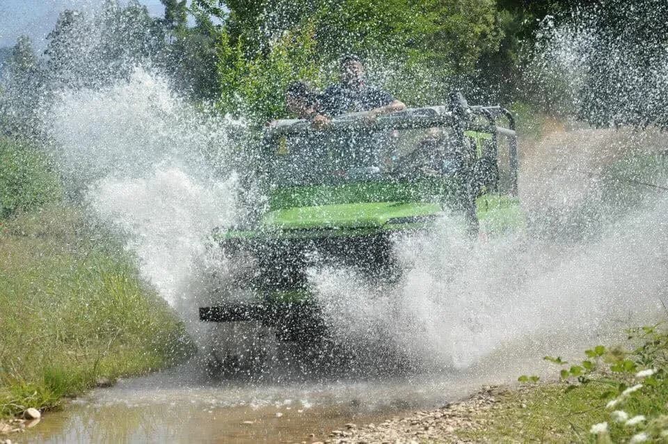 Jeep planscht durch seichtes Wasser