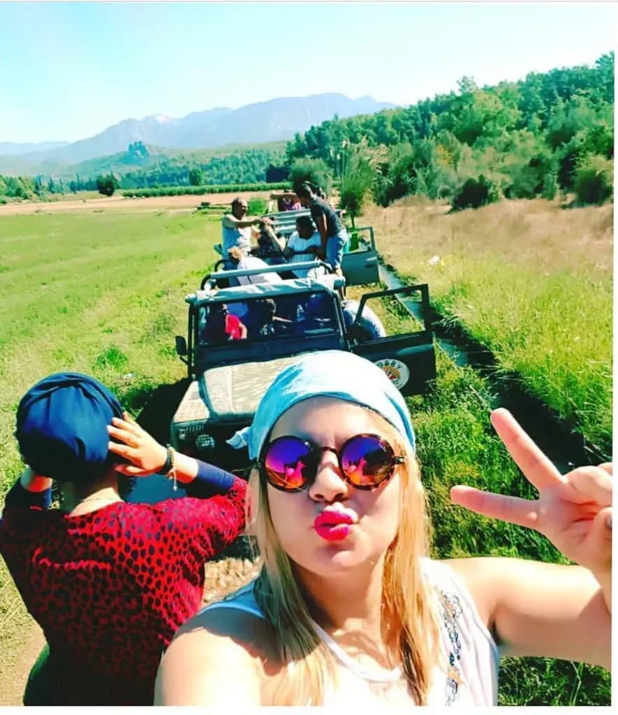 Passagiere machen ein Foto in einem Jeep