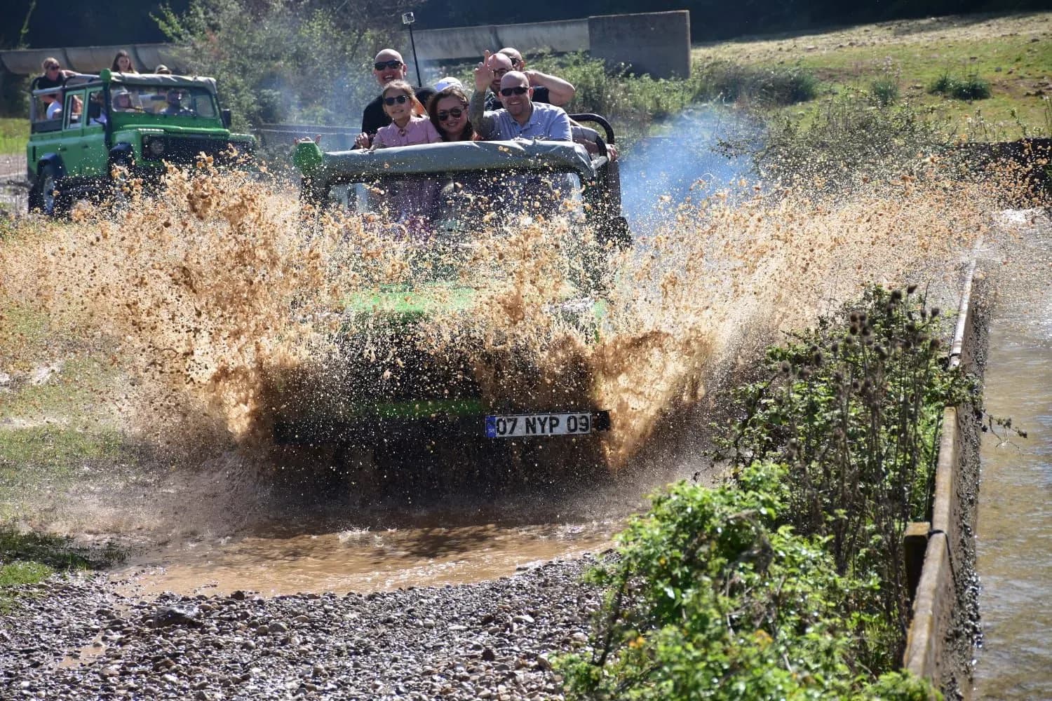 Jeep fährt durch ein schlammiges Becken