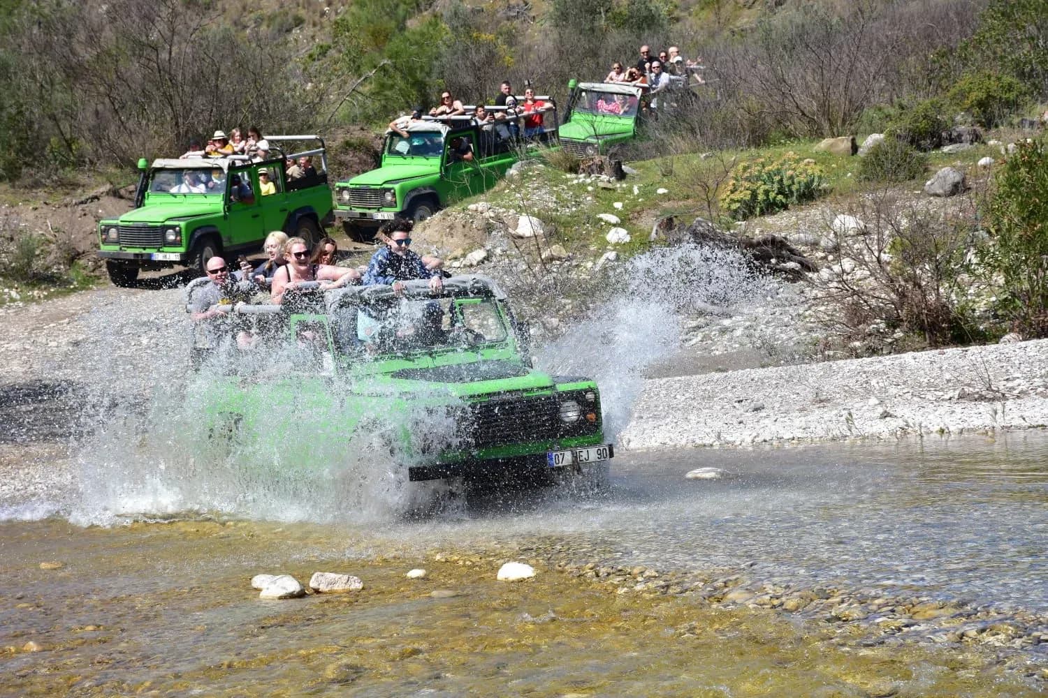 Jeep überquert einen flachen Bach