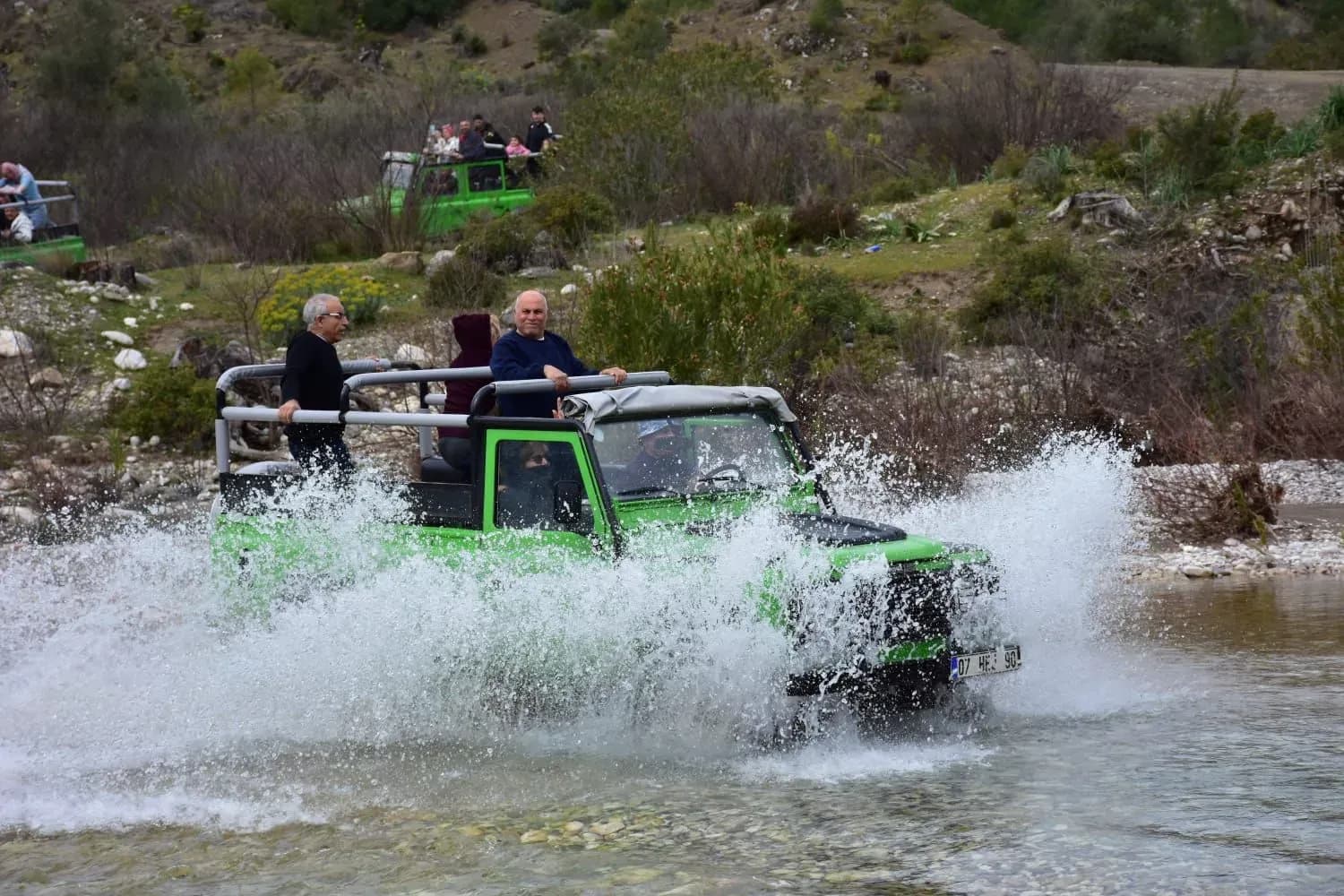 Jeep planscht durch eine Flussüberquerung