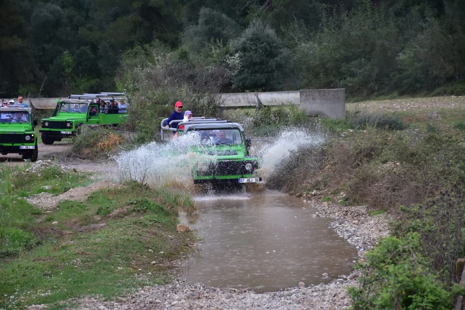 Jeep-Konvoi überquert seichtes Wasser