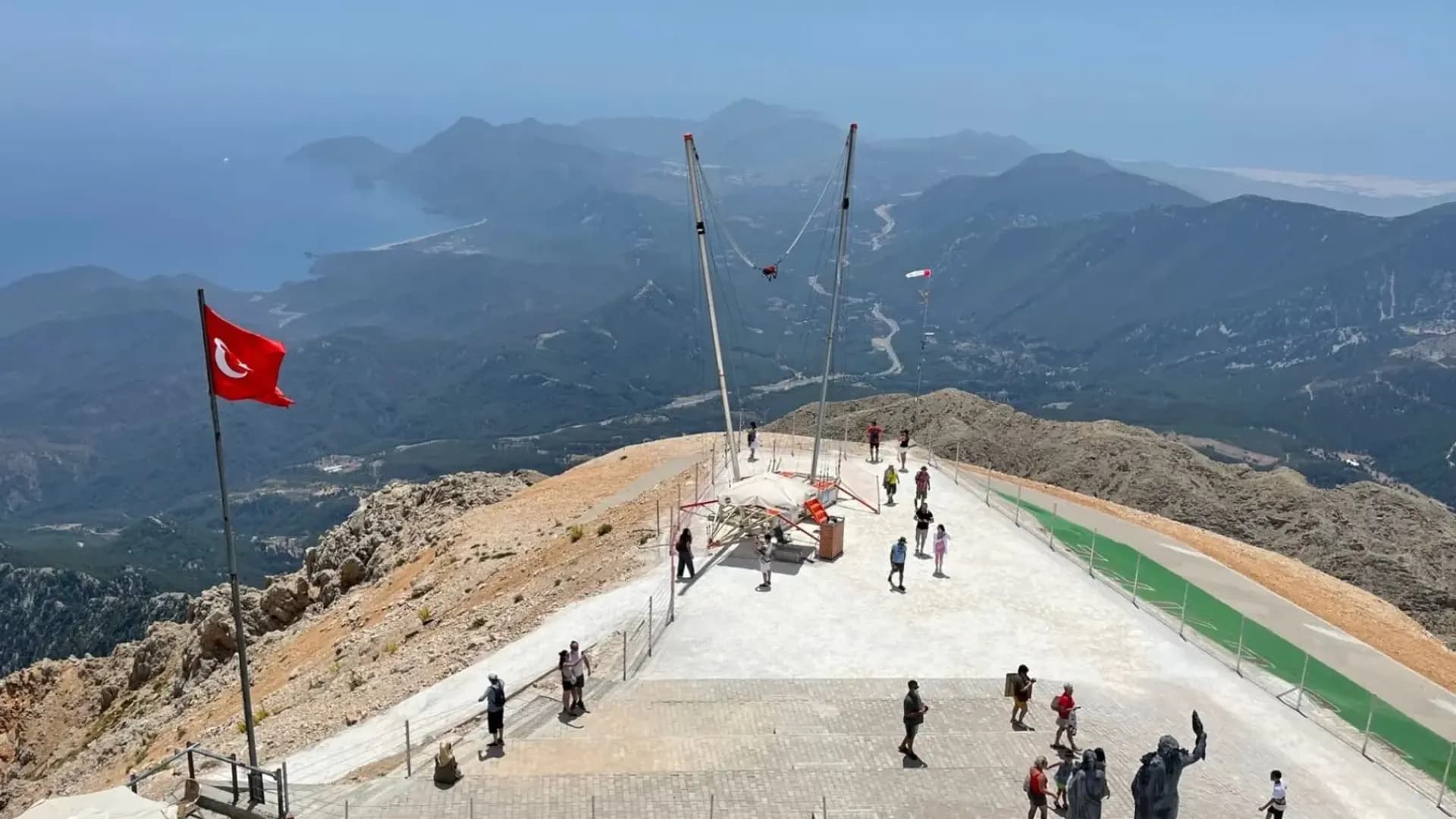 زوار على شرفة قمة الجبل