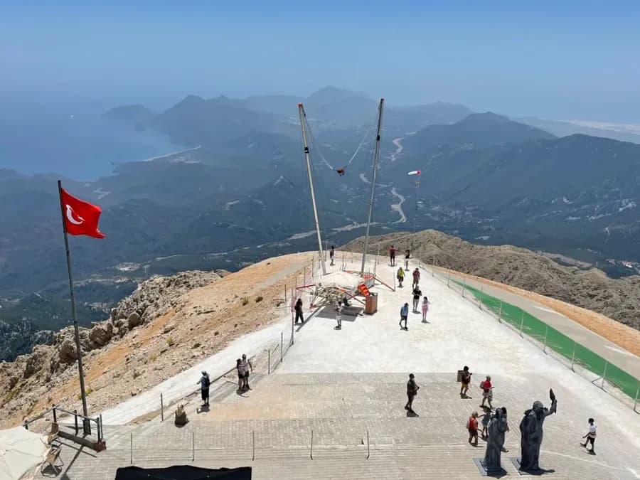 زوار على شرفة قمة الجبل
