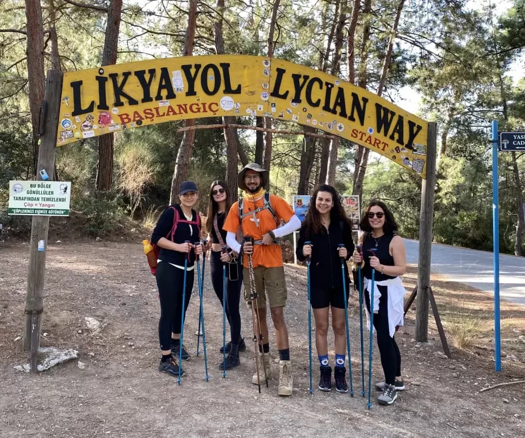 المتنزهون تحت علامة الطريق Lycian