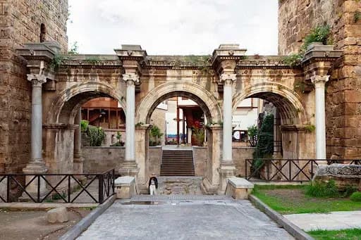 ثلاثة أقواس حجرية لبوابة قديمة