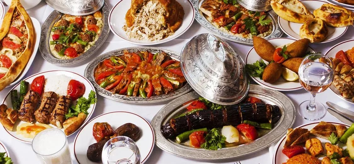 يتم تقديم الأطباق المطبوخة على طاولة الطعام