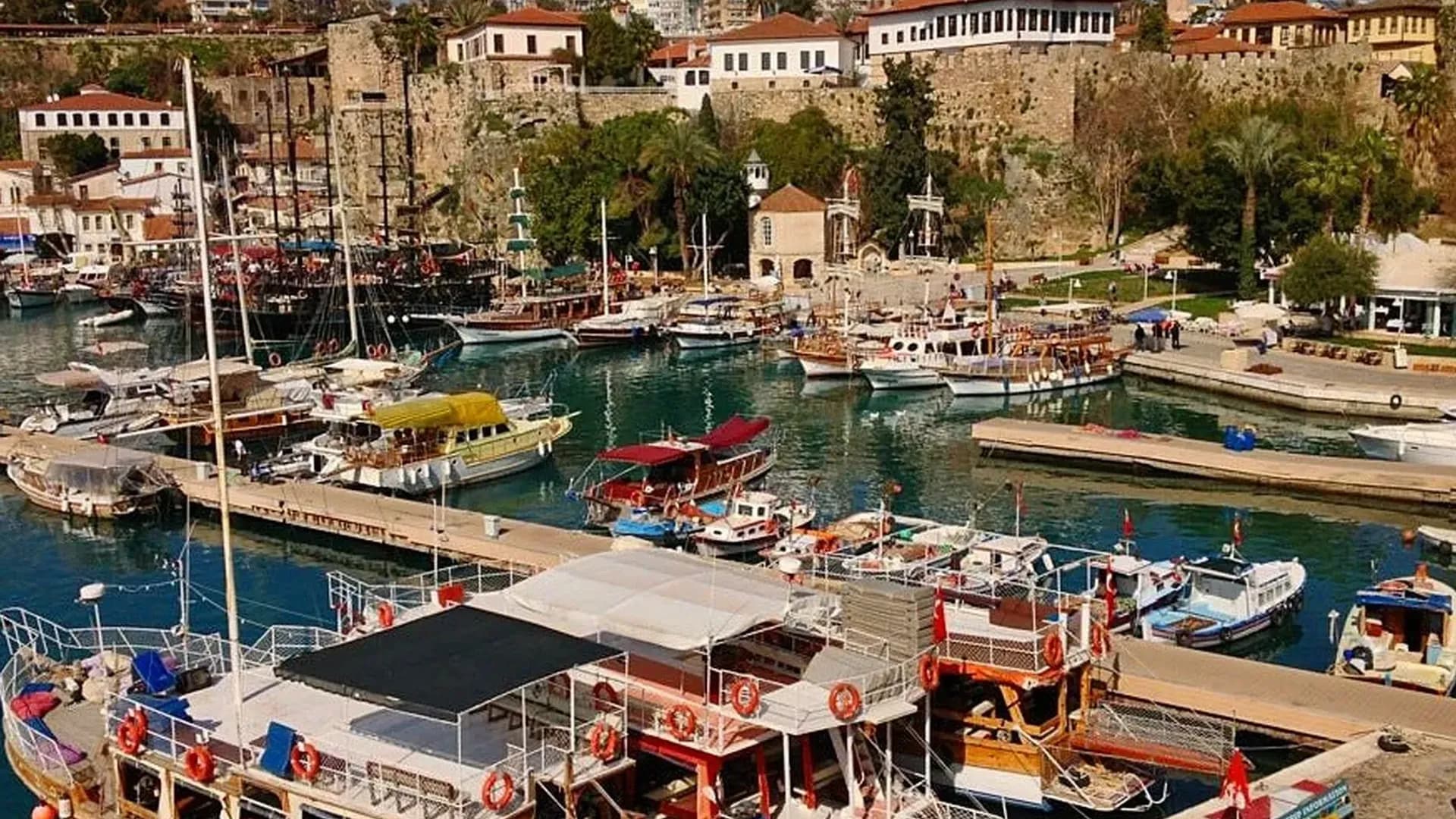 القوارب ومباني الواجهة البحرية في المارينا