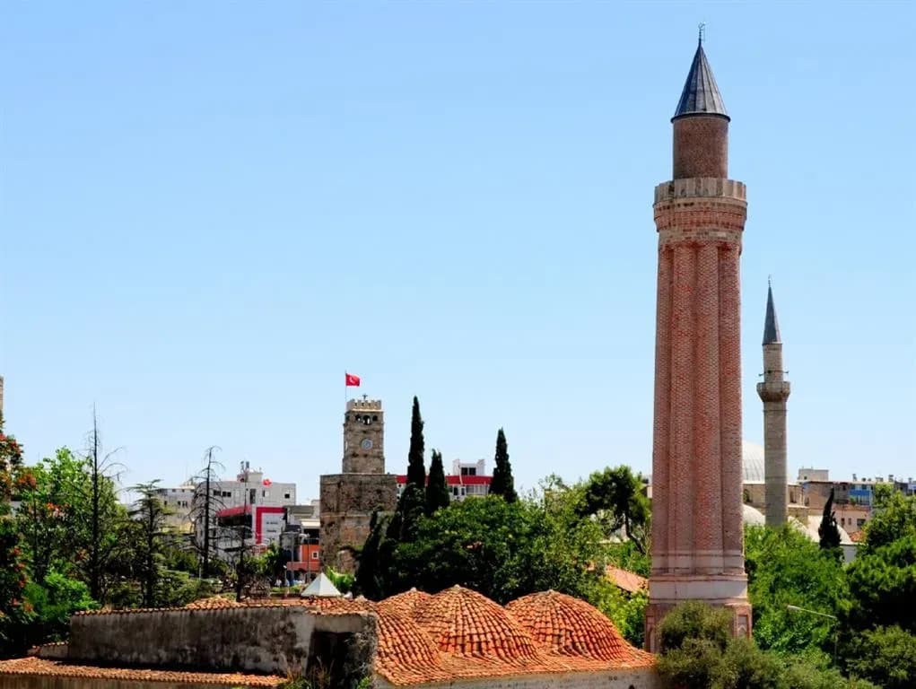 مئذنة طويلة مخددة فوق أسطح المنازل المبلطة