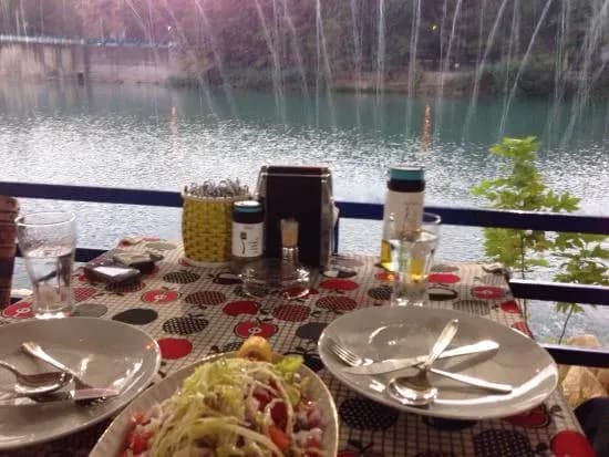 طاولة طعام تطل على نهر مظلل