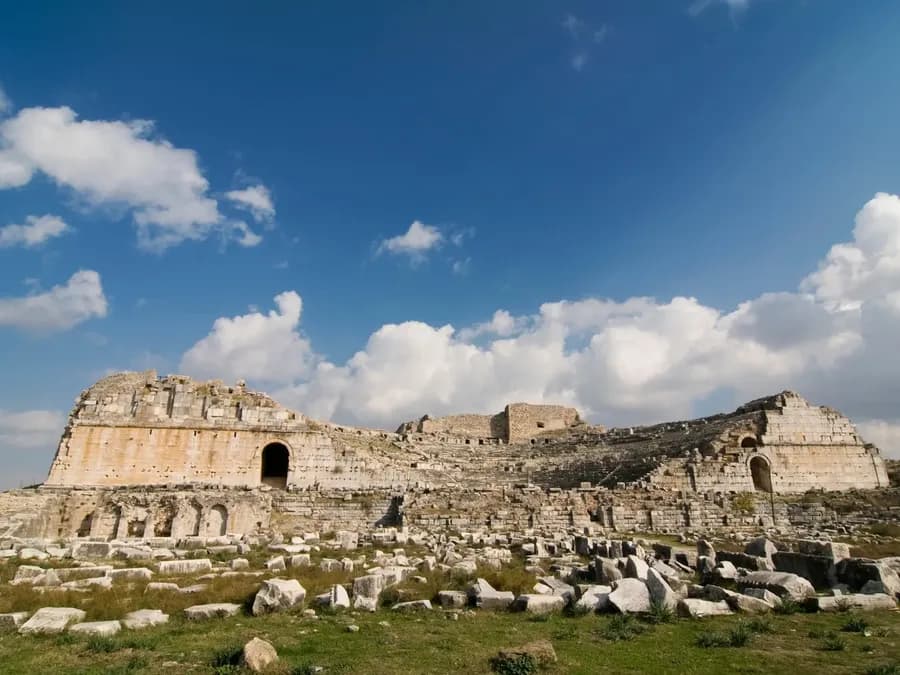 أطلال المسرح الحجري القديم تحت السحب