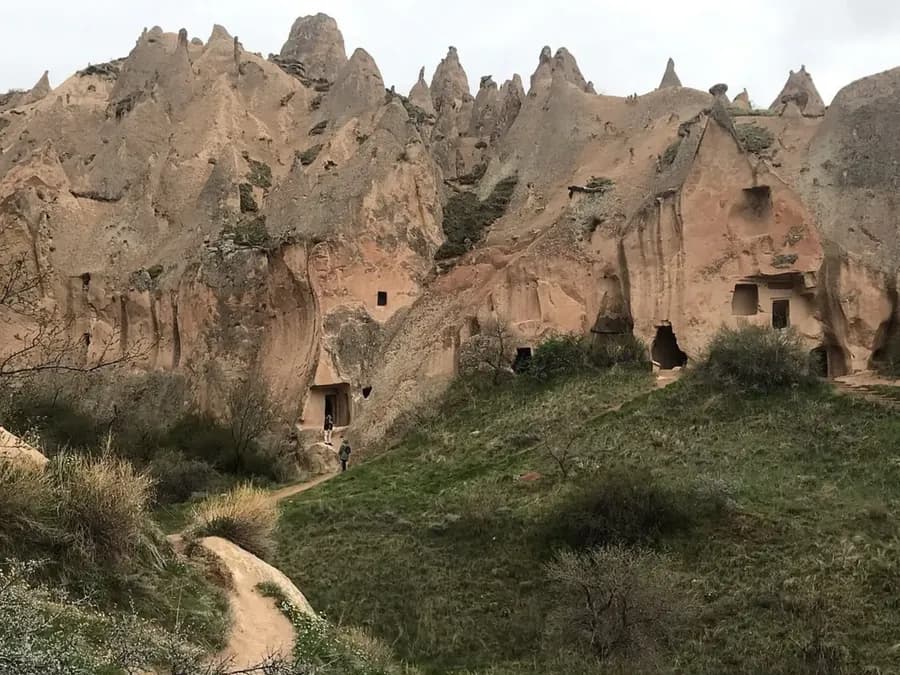 غرف منحوتة تحت التكوينات الصخرية المدببة