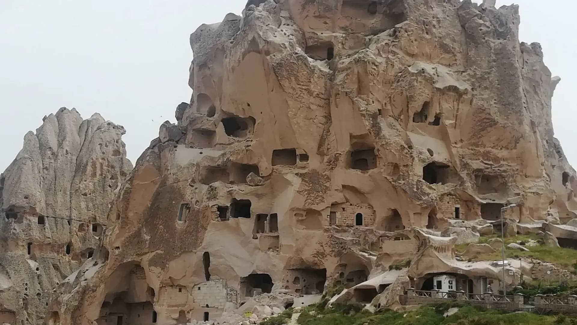 Geschnitzte Kammern in einer hohen Felsformation